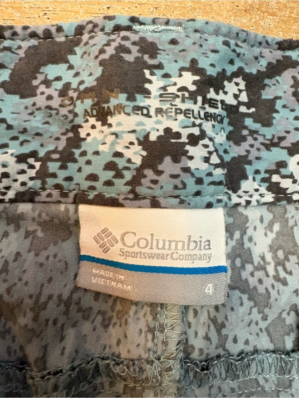 Columbia Omni-Shield Women Size 4 Camo Shorts Water-Resistant Like New - Picture 8 of 10